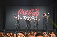 観客とともにノリノリで「LIQUID BEAT」を実演するEXILEメンバー。