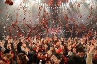 「LIQUID BEAT」の実演が終わるとともにサプライズでキャノン砲が発射された。