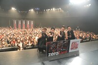 NAOTO、TETSUYA、USA、NAOKIによる記念撮影の様子。