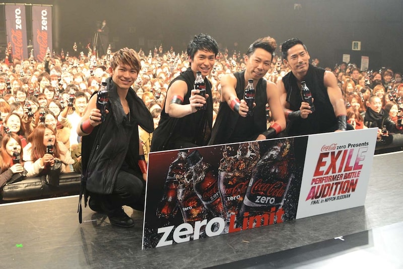 観客と「コカ・コーラ ゼロ」を掲げて記念撮影を行うNAOTO、TETSUYA、USA、NAOKI。