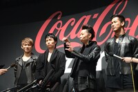 囲み取材に応じるEXILEメンバー。