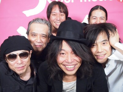 「俺たちの明日」収録後のエレファントカシマシ、曽我部恵一、サポートメンバーのヒラマミキオ。