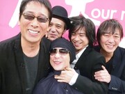 トーク収録後のエレファントカシマシと大杉漣。