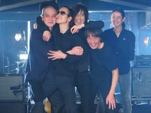 「あなたへ」収録後のエレファントカシマシとサポートメンバーのヒラマミキオ。