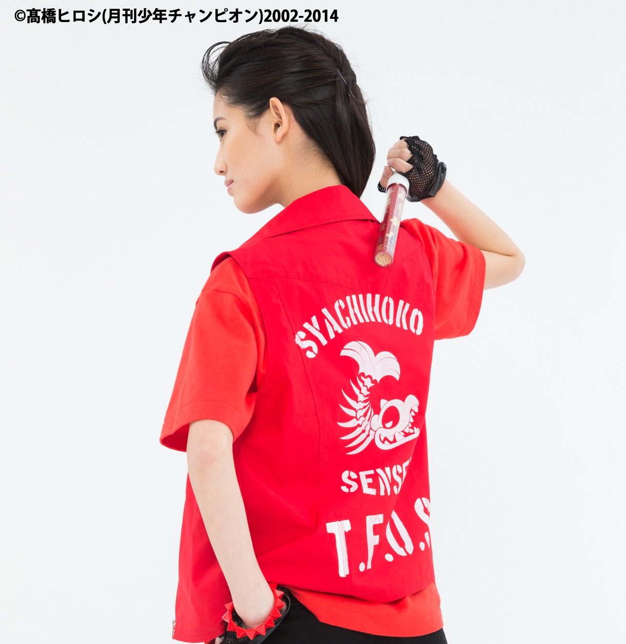 「SYACHIHOKO SENSEN "T.F.O.S"」一式をまとった秋本帆華の後ろ姿。