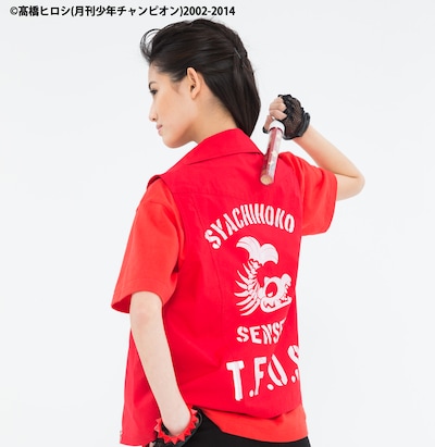 「SYACHIHOKO SENSEN "T.F.O.S"」一式をまとった秋本帆華の後ろ姿。