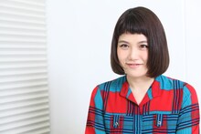 インタビューに応じる泉沙世子。