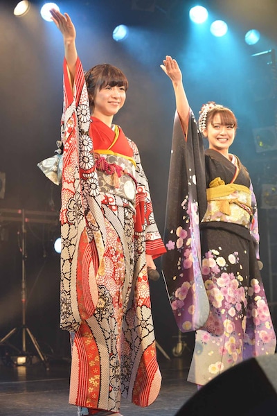 振袖姿で歌唱する槙田紗子と奥仲麻琴。