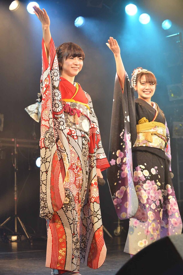 振袖姿で歌唱する槙田紗子と奥仲麻琴。