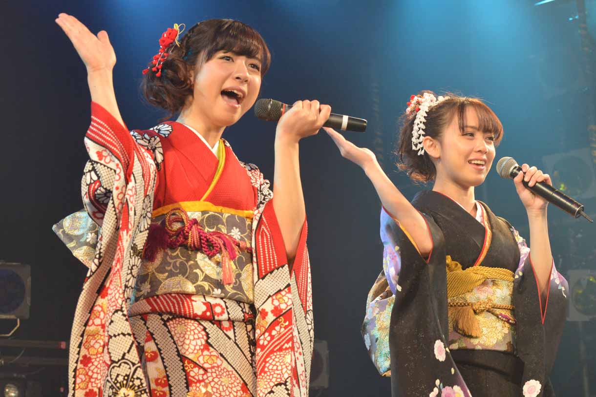 振袖姿で歌唱する槙田紗子と奥仲麻琴。