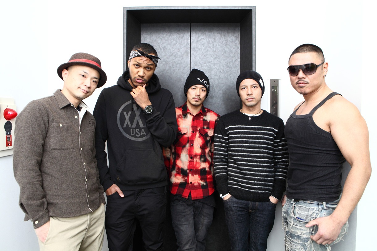 左からDJ I.O（DJ）、WEZ（MC）、Haku the Anubiz（MC）、Kj、50caliber（MC）。
