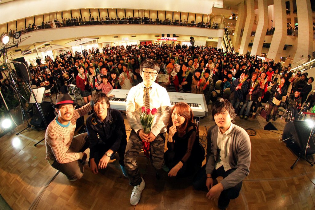 さかいゆう「Comig Up Roses」発売記念フリーライブの様子。