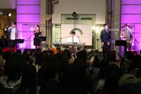 写真左から秦基博、杏子、さかいゆう、大橋卓弥（スキマスイッチ）、常田真太郎（スキマスイッチ）。