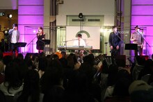 写真左から秦基博、杏子、さかいゆう、大橋卓弥（スキマスイッチ）、常田真太郎（スキマスイッチ）。