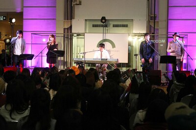 写真左から秦基博、杏子、さかいゆう、大橋卓弥（スキマスイッチ）、常田真太郎（スキマスイッチ）。