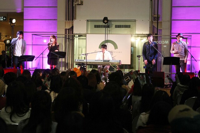 写真左から秦基博、杏子、さかいゆう、大橋卓弥（スキマスイッチ）、常田真太郎（スキマスイッチ）。