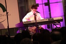 さかいゆう「Comig Up Roses」発売記念フリーライブの様子。