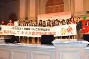 ギネス世界記録を達成し記念の横断幕と撮影するHKT48。