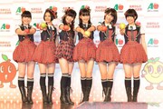 HKT48、303名のりんご姿のファンとギネス世界記録達成