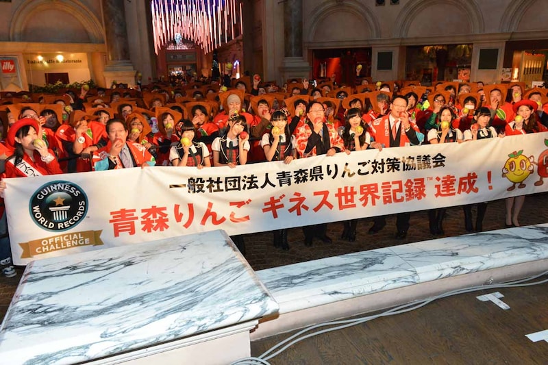 ギネス世界記録を達成し記念の横断幕と撮影するHKT48。