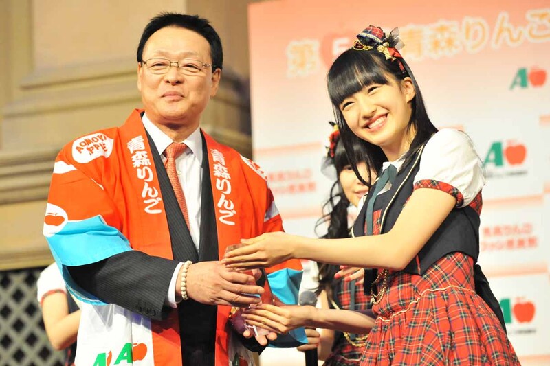 第5代青森りんごクイーンに任命され記念のクリスタルトロフィーを授与される田島芽瑠。