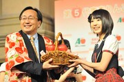 第5代青森りんごクイーンに任命され記念の青森りんご1年分を授与される宮脇咲良。