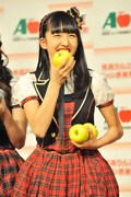 りんごを食べる田島芽瑠。