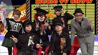 「ミュージャック」ゲストのSEKAI NO OWARI（写真中央）、MCの高橋みなみ（左）、中島ヒロト（右）。