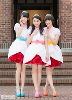 今年3月をもってテレビ東京系「おはスタ」を卒業したおはガールちゅ！ちゅ！ちゅ！の3人。岡本夏美は写真左。