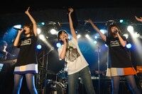 「風は吹くのか!? Vol.6」アンコールのセッションの様子。左からレナ、藤岡みなみ、リサ。