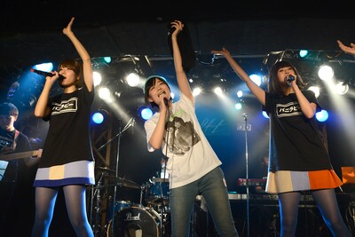 「風は吹くのか!? Vol.6」アンコールのセッションの様子。左からレナ、藤岡みなみ、リサ。