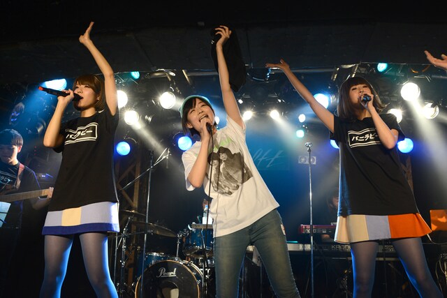 「風は吹くのか!? Vol.6」アンコールのセッションの様子。左からレナ、藤岡みなみ、リサ。