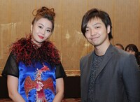 ドラマ「夜のせんせい」の撮影現場をサプライズで訪問し、主演の観月ありさに挨拶した三浦大知。