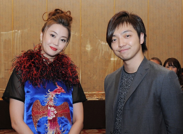 ドラマ「夜のせんせい」の撮影現場をサプライズで訪問し、主演の観月ありさに挨拶した三浦大知。