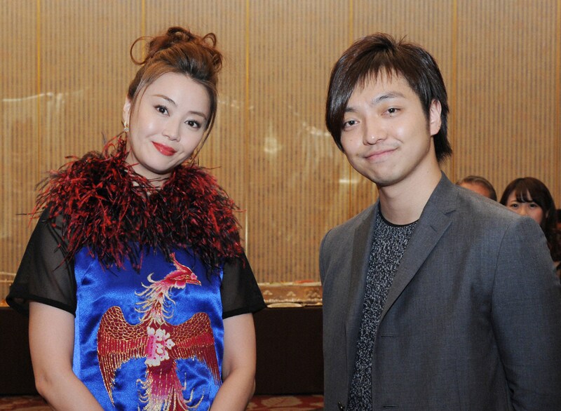 ドラマ「夜のせんせい」の撮影現場をサプライズで訪問し、主演の観月ありさに挨拶した三浦大知。