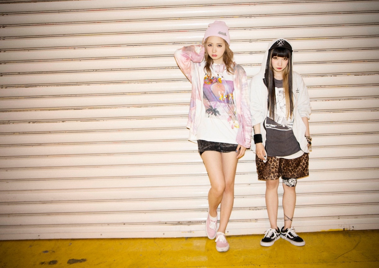 AMOYAMO。左がAMO。