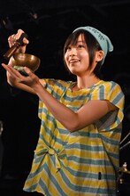 チベットで購入したお土産を紹介する藤岡みなみ。