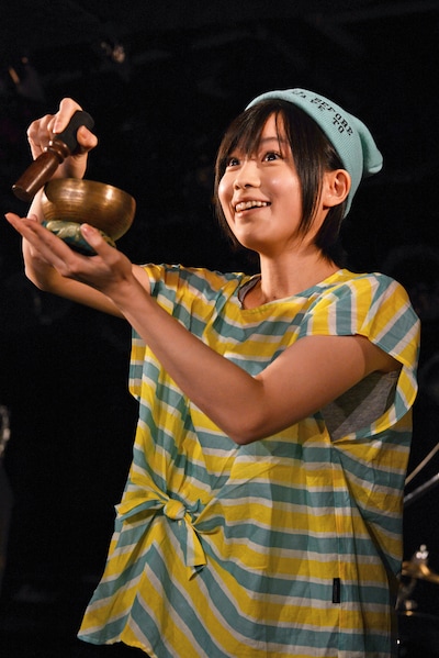 チベットで購入したお土産を紹介する藤岡みなみ。