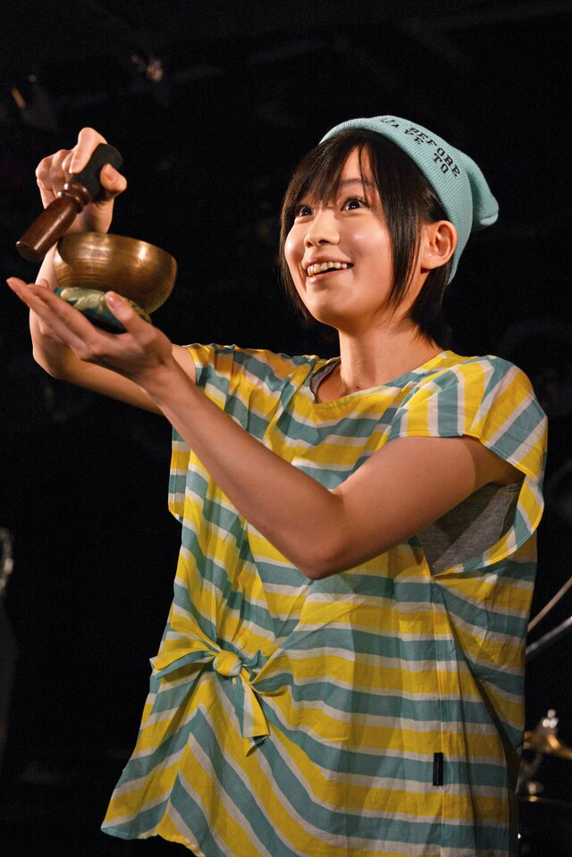 チベットで購入したお土産を紹介する藤岡みなみ。