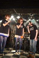 セッションを要求するバニラビーンズに「ことわるー」と藤岡みなみ（右）。