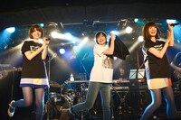 THE BOOM「中央線」のカバーでセッションするバニラビーンズと藤岡みなみ＆ザ・モローンズ。