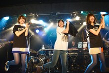 THE BOOM「中央線」のカバーでセッションするバニラビーンズと藤岡みなみ＆ザ・モローンズ。