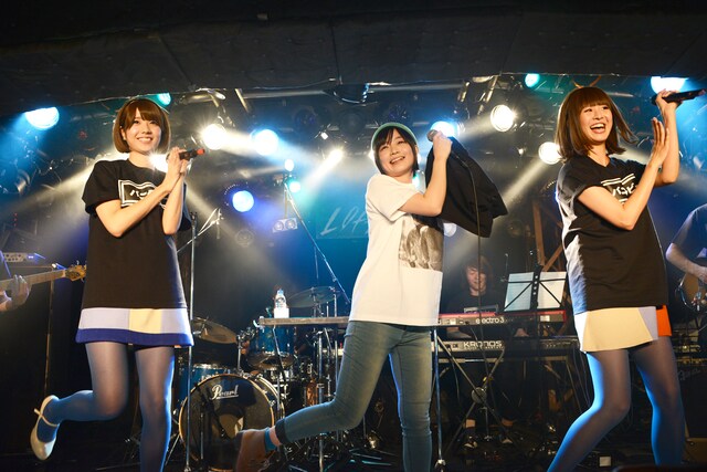 THE BOOM「中央線」のカバーでセッションするバニラビーンズと藤岡みなみ＆ザ・モローンズ。