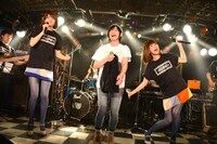 THE BOOM「中央線」のカバーでセッションするバニラビーンズと藤岡みなみ＆ザ・モローンズ。