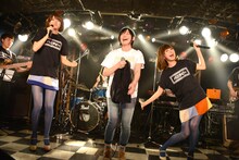 THE BOOM「中央線」のカバーでセッションするバニラビーンズと藤岡みなみ＆ザ・モローンズ。