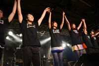 横一列に並んで観客に挨拶するバニラビーンズ＆バニバンド。