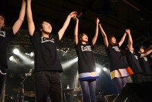 横一列に並んで観客に挨拶するバニラビーンズ＆バニバンド。