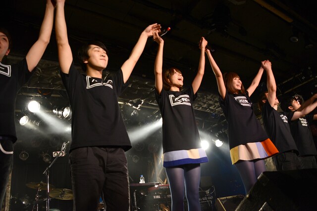 横一列に並んで観客に挨拶するバニラビーンズ＆バニバンド。