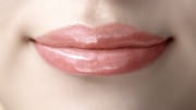 資生堂「マキアージュ エッセンスグラマラスルージュ NEO」CMのワンシーン。