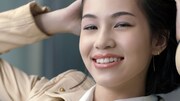 資生堂「マキアージュ エッセンスグラマラスルージュ NEO」CMのワンシーン。